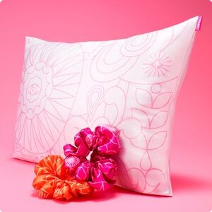 NWT 🏷️ amika satin pillowcase & satin scrunchie set  🩷🧡💛